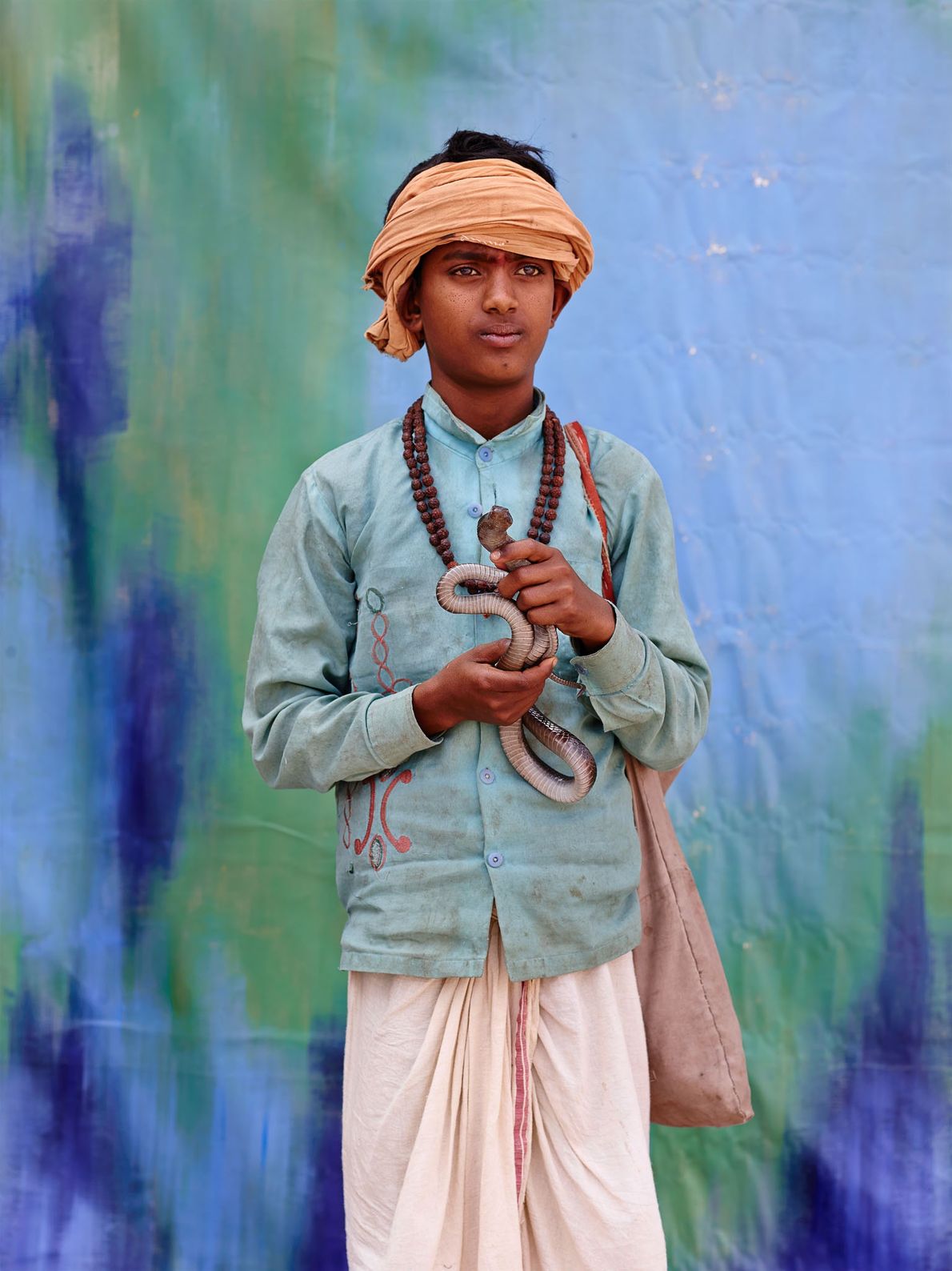 découvrez les métiers artisanaux, leur savoir-faire et leur tradition à travers une large sélection de professions artisanales.