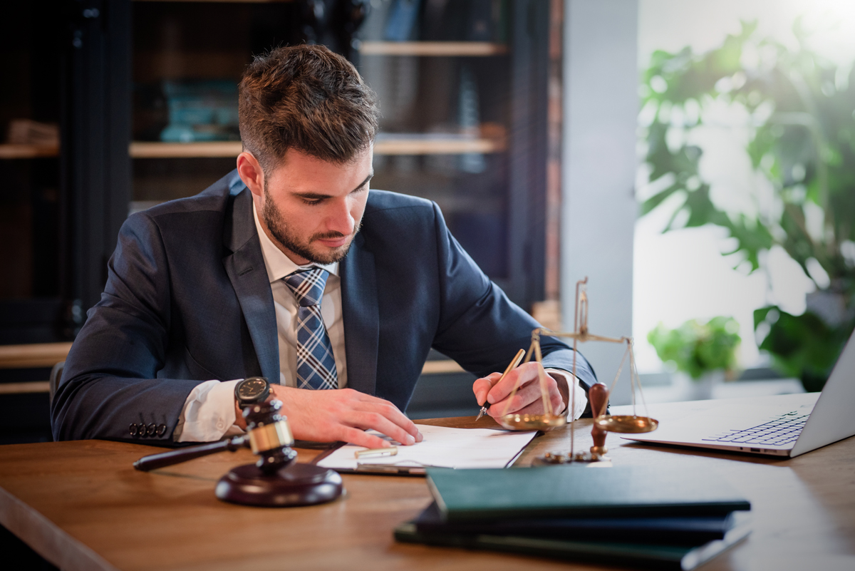 découvrez les différentes professions juridiques et leurs rôles dans le système judiciaire, de l'avocat au magistrat en passant par le notaire et le huissier.
