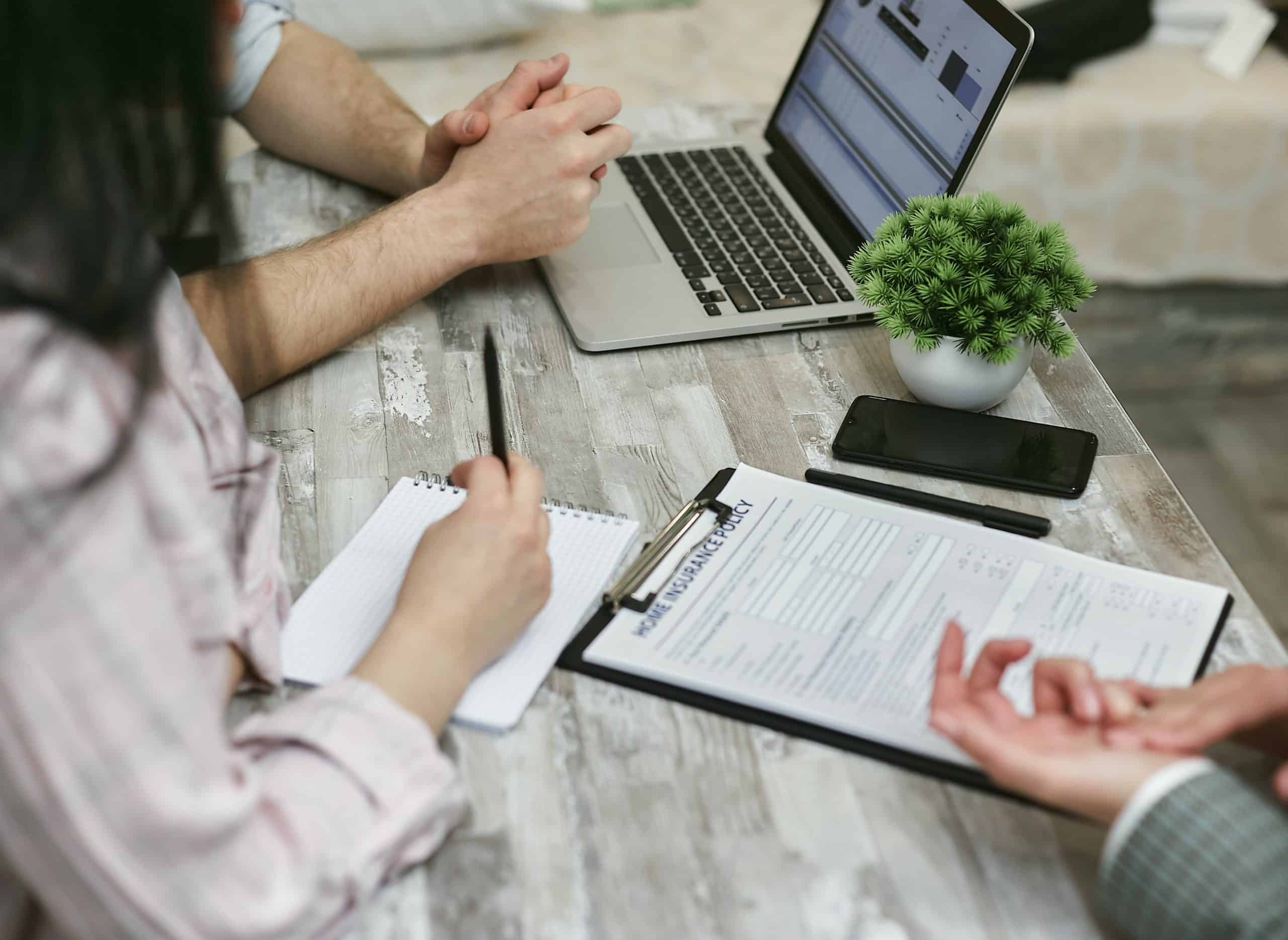 découvrez notre guide complet sur l'assurance professionnelle. apprenez à choisir la couverture adaptée à votre activité, à comprendre les différents types de polices et à protéger efficacement votre entreprise contre les risques. idéal pour les entrepreneurs et les professionnels en quête de sérénité.