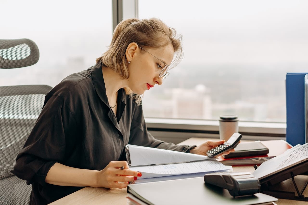 découvrez l'importance et le fonctionnement de l'attestation de responsabilité civile professionnelle, document essentiel pour toute entreprise souhaitant protéger ses activités et garantir la confiance de ses clients. apprenez comment elle couvre les dommages causés à des tiers et les obligations légales qui y sont associées.