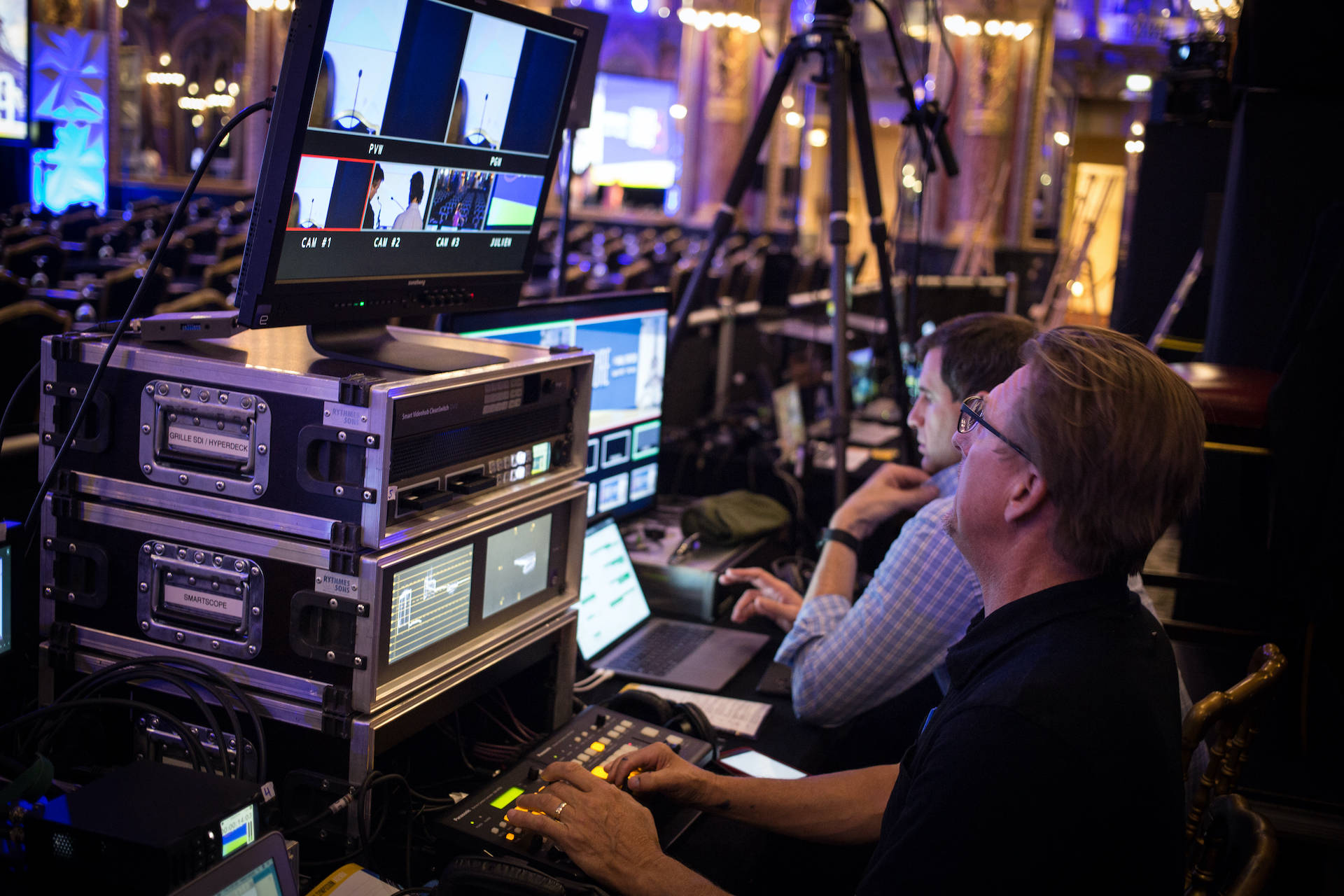 découvrez notre assurance audiovisuelle, conçue spécialement pour protéger vos équipements et vos projets de production. bénéficiez d'une couverture adaptée à vos besoins, incluant les risques liés à la location, la responsabilité civile et les dommages matériels. protégez votre créativité en toute sérénité.